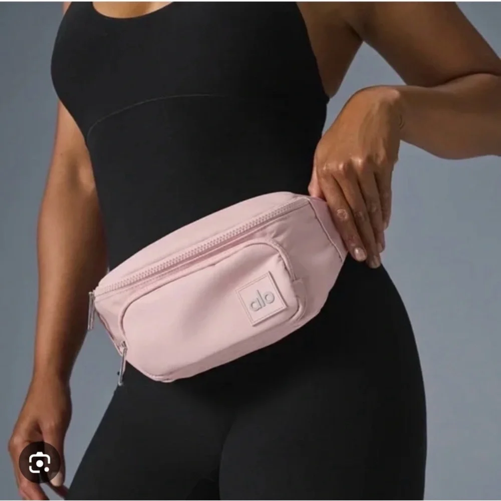 ALO YOGA | ✨NWOT✨ Explorer Fanny Pack in Ballet Pink